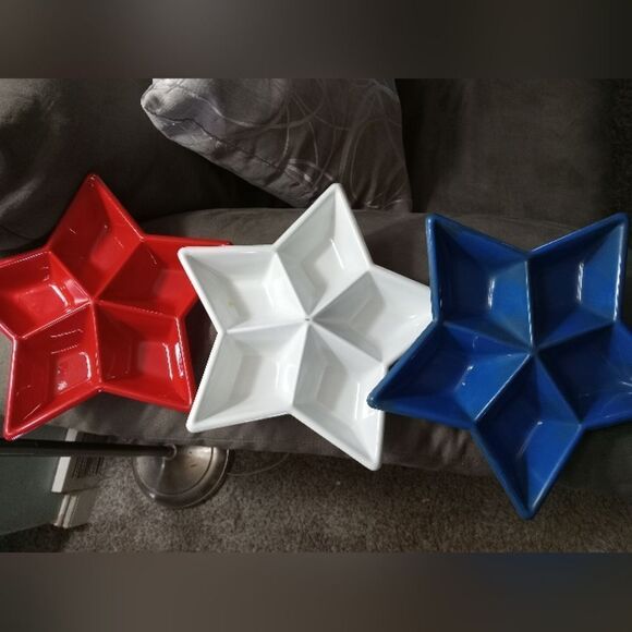 Source Unknown Other - Patriotic 8.5" plastic serving bowls.